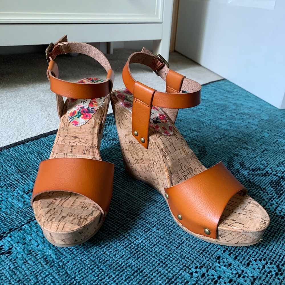 NEW! Groove Adriana Wedges